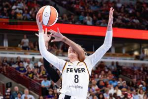 WNBA黑人球员暴击白人脑袋 被驱逐后发文：白人有特权！